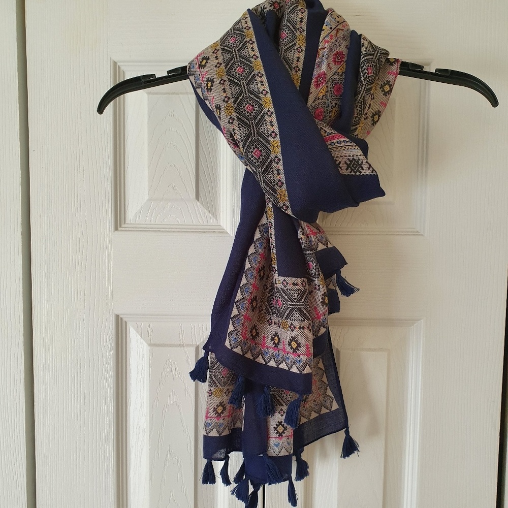 NWOT Beautiful Multicolored Scarf